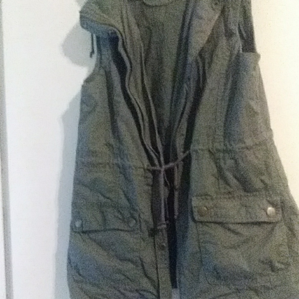 Sleeveless hooded jacket